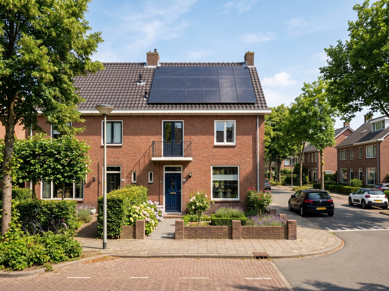 Nederlandse rijwoning met zonnepanelen op het dak