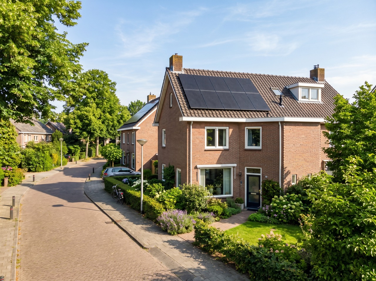 Twee-onder-een-kap woning met zonnepanelen — voorbeeldwoning voor saldering 2027